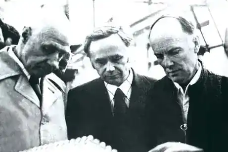 B.Ye. Paton, O.M. Guz and Yu.O. Mitropolskyi at the Institute of Mechanics