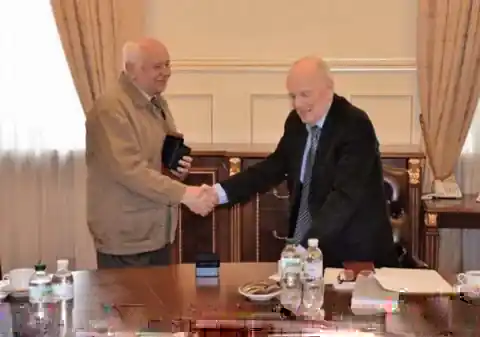 President of the NAS of Ukraine B.Ye. Paton presents O.M. Guz with the V.I. Vernadsky Gold Medal