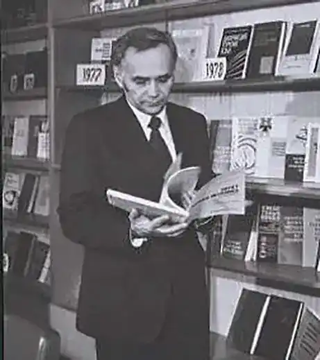 O.M. Guz in the library of the Institute of Mechanics